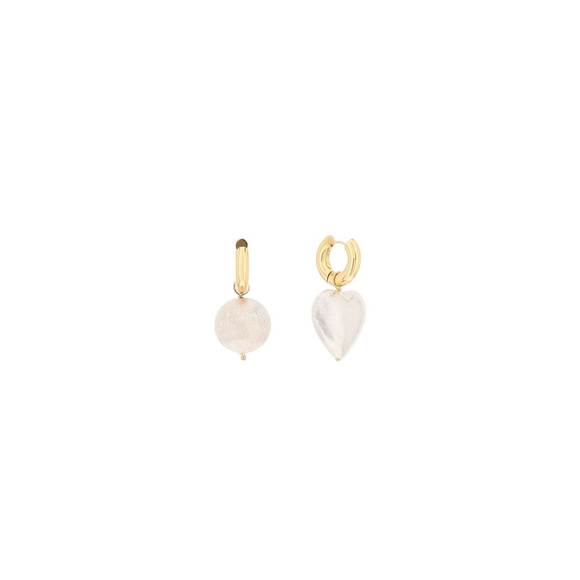 Timeless pearly earrings with charms